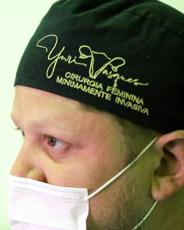 Touca cirúrgica bordada com “Yuri Vasques — cirurgia feminina minimamente invasiva”